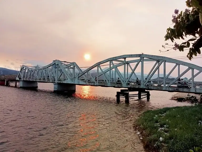 Pemandangan panoramik Jembatan Entanou (Jembatan Pelangi atau Jembatan Tua)