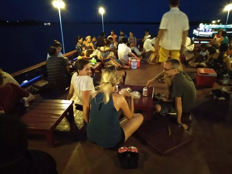 Du thuyền xem đom đóm