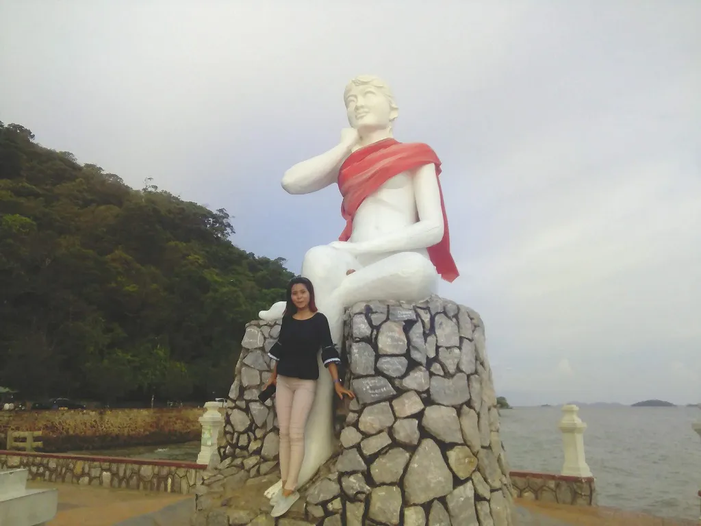 White Lady statue